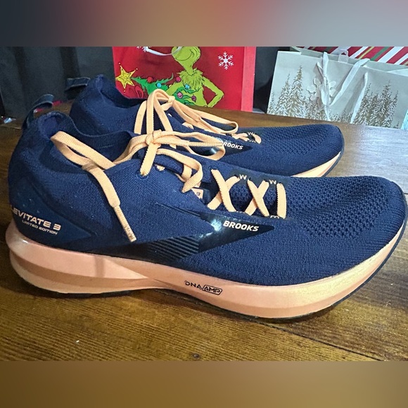 Brooks Shoes - EXCELLENT CONDITION, Women’s Brooks size 11, smoke free home